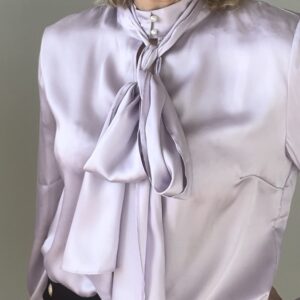 Lavendel farget bluse med tilbehør